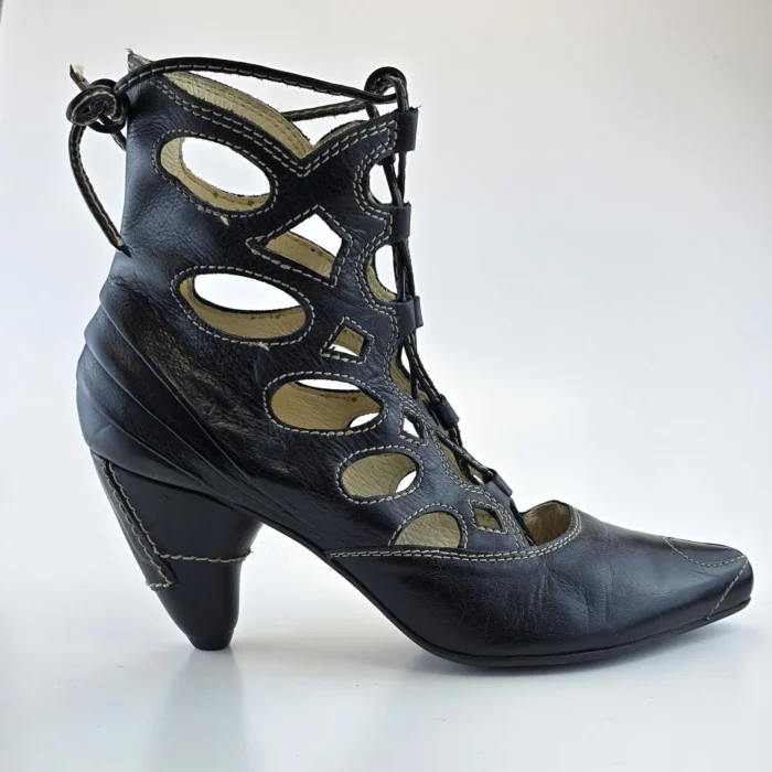 Czarne ażurowe buty vintage na obcasie, inspirowane latami 70