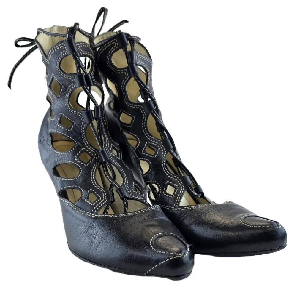 Para eleganckich czółenek retro z wycięciami i wiązaniem