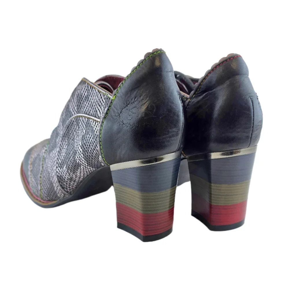 Tylny widok botków na obcasie, podkreślający kolorowe warstwy obcasa i detale skórzanego wykończenia