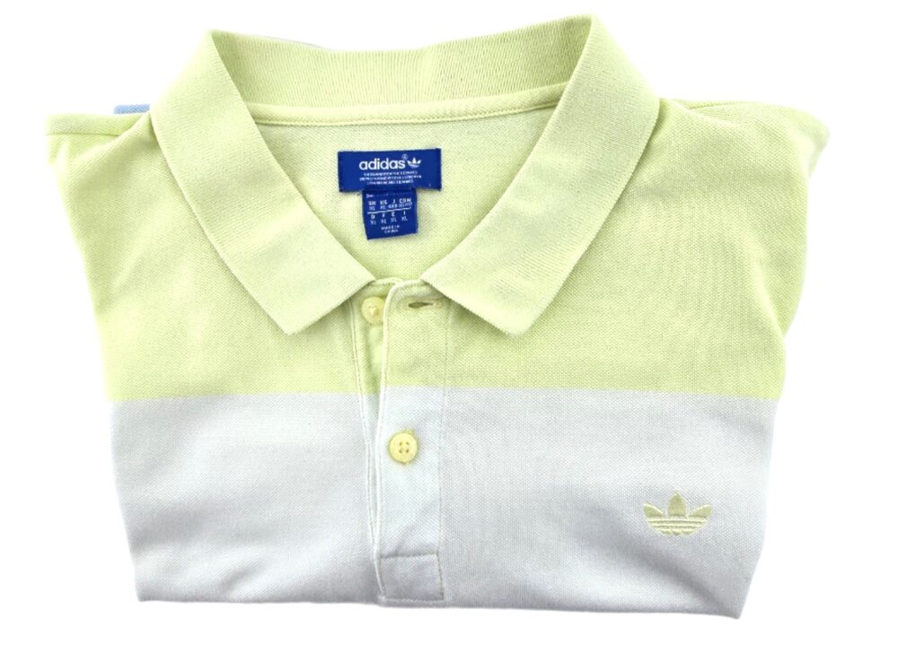 Skład polo Adidas vintage z bliska - logo na piersi