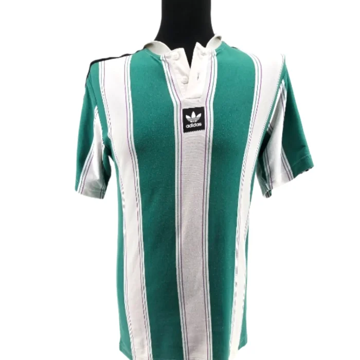 Przód koszulki Vintage Adidas z zielono-białymi pasami i logo Trefoil