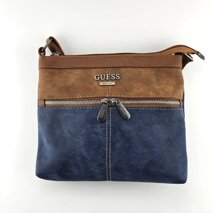 Detailansicht der großen Guess Vintage Schultertasche mit Reißverschluss