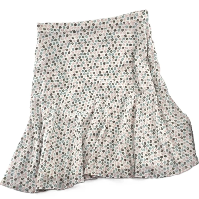 Vorderseite des cremefarbenen Pull&Bear Rocks mit zartem Blumenmuster