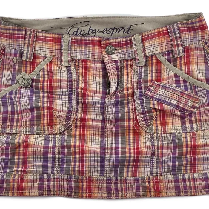 Vorderansicht eines karierten Minirocks von edc by Esprit mit Knöpfen und Taschen