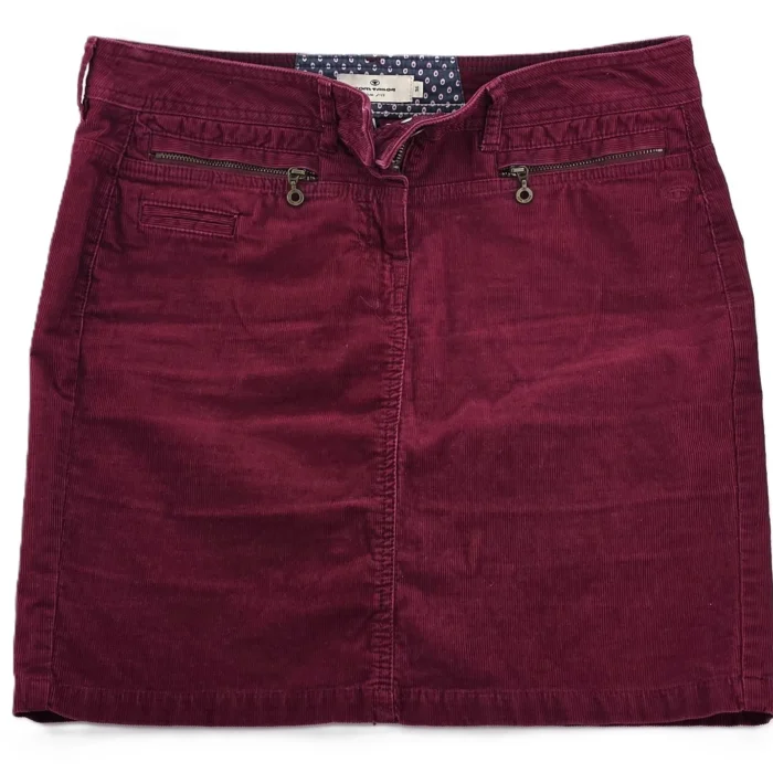 Vorderansicht eines burgunderfarbenen Cordrocks mit Reißverschlusstaschen von Tom Tailor