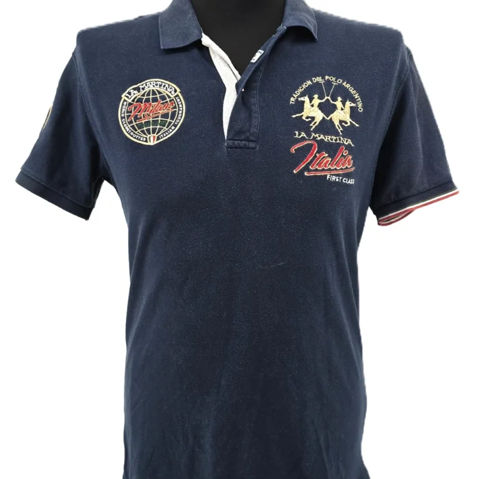 Detailaufnahme des gestickten Milano-Schriftzugs auf dem Rücken eines vintage Polo T-Shirts La Martina