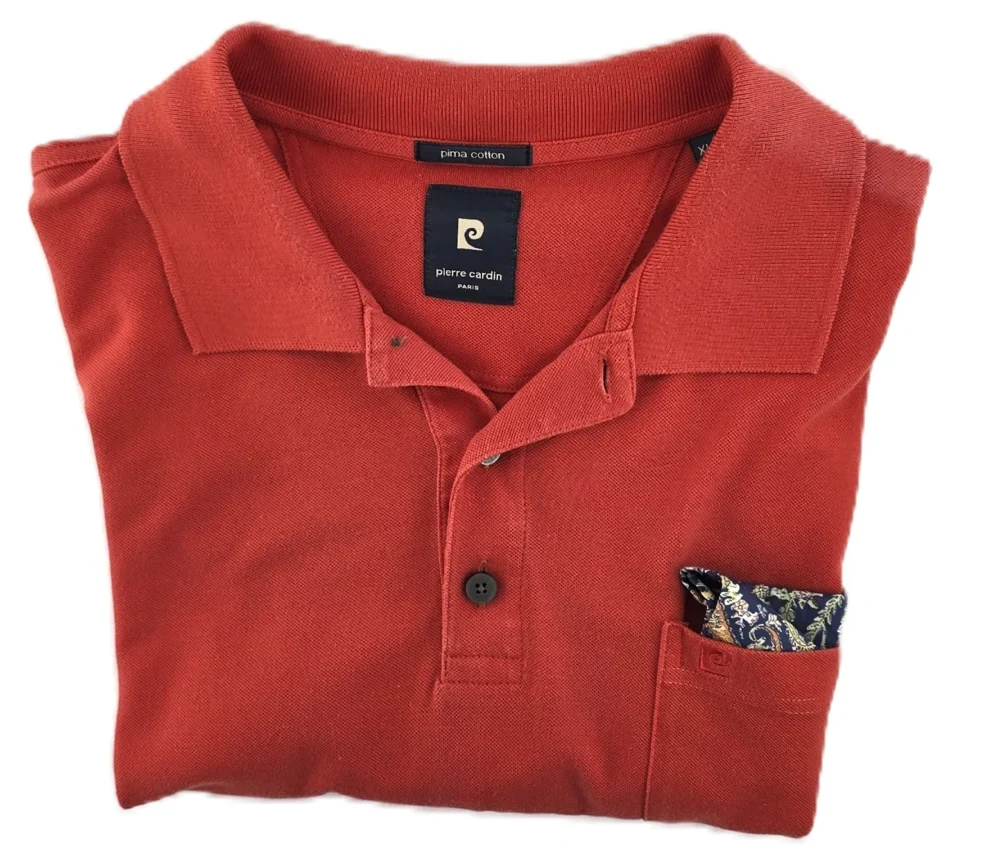 Zusammengefaltetes Vintage Polo Pierre Cardin mit Einstecktuch im Detail