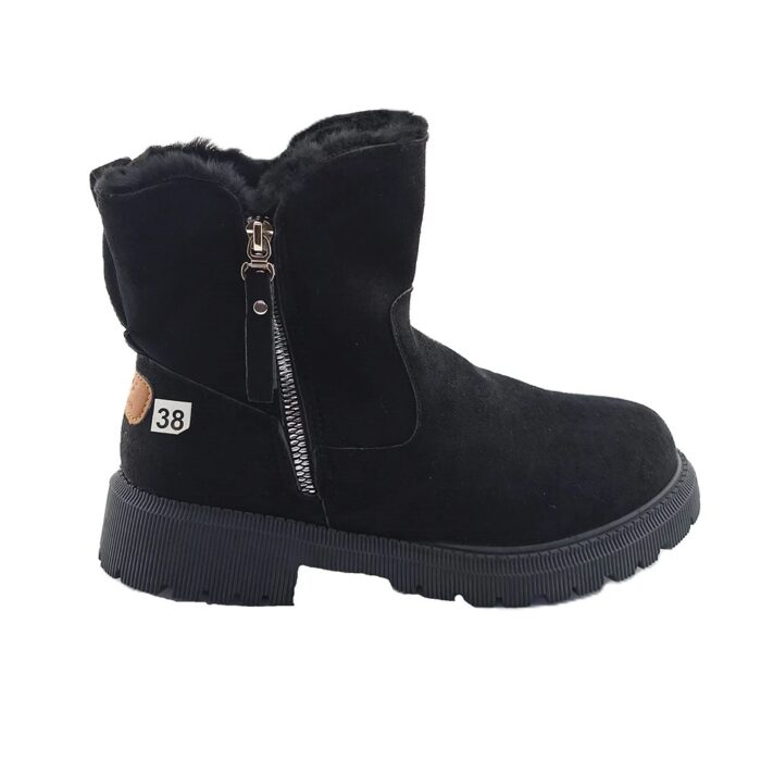 Schwarze Vintage Damenstiefel mit Kunstfellfutter auf weißem Hintergrund