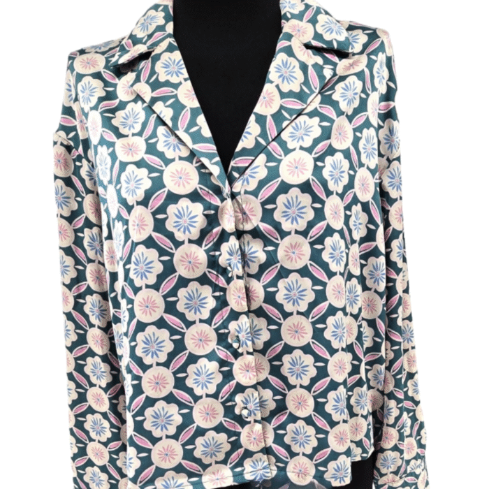 Reserved Vintage Bluse mit 70er Blumenmotiv auf smaragdgrünem Stoff, Vorderansicht