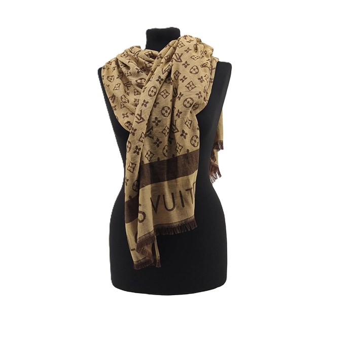 Vintage Monogramm-Schal in warmen Brauntönen auf weißem Hintergrund