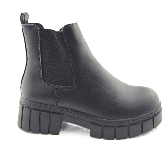 „Vintage Mode Boots aus veganem Leder mit dicker Sohle auf weißem Hintergrund“