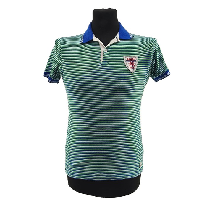 Herren-Vintage-Polo-T-Shirt Gaudi in Blau-Grün-Weiß mit Streifen und gesticktem Wappen, frontal fotografiert.