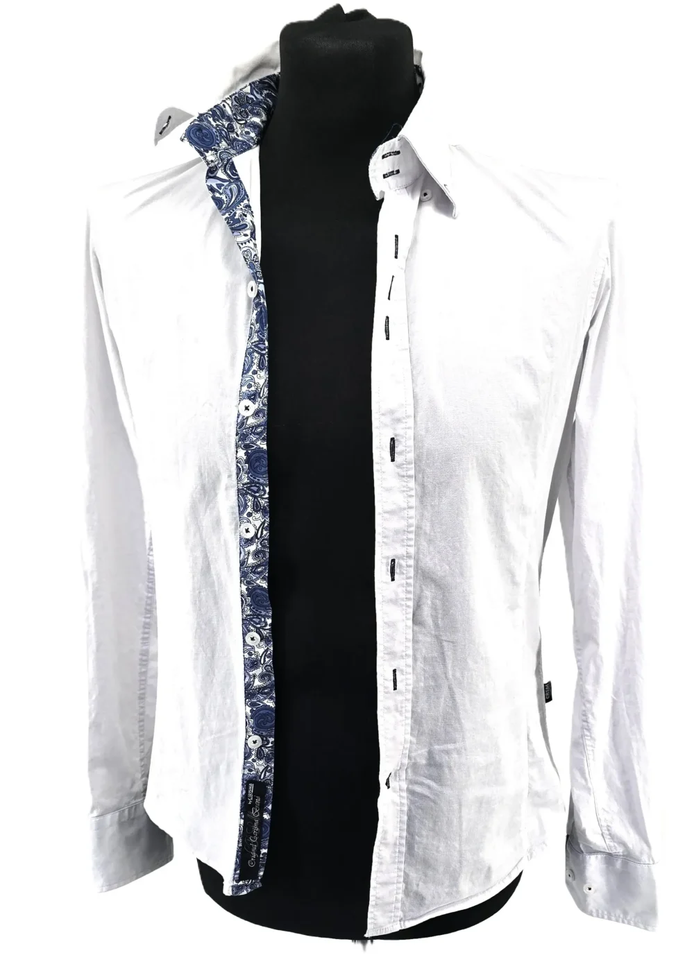 20250607_110458_15_11zon-scaled-1.webp Weißes Carisma Herrenhemd mit blauem Paisley-Besatz am Kragen