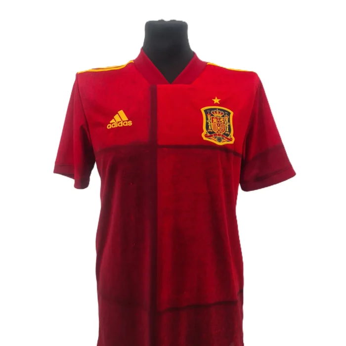 20250814_162451_7_11zon-scaled-1.webp Rotes Adidas Spain Vintage T-Shirt mit goldenen Details, frontal fotografiert.