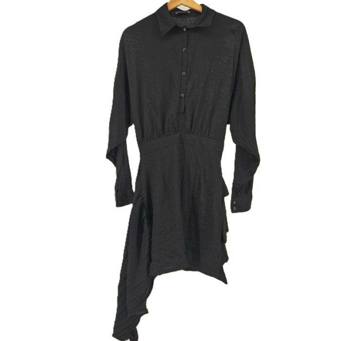 21_21_11zon_21_11zon.jpeg Schwarzes asymmetrisches Vintage-Kleid aus Viskose auf weißem Hintergrund