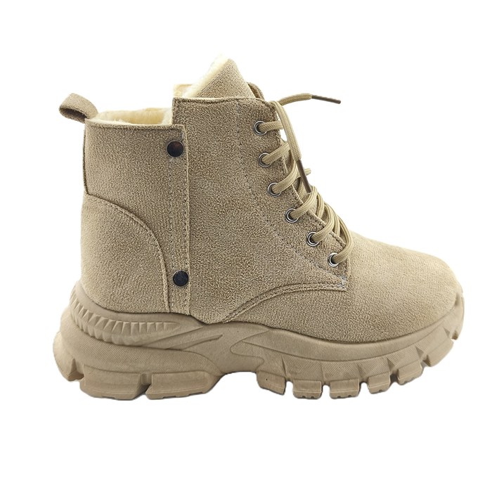 Beiger Vintage Boot aus Wildleder mit Plateausohle.