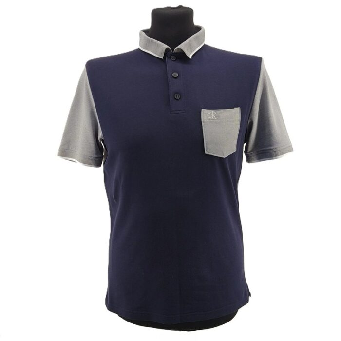 Calvin Klein Herren-Vintage-Polo in Blau-Grau mit Logo-Tasche.