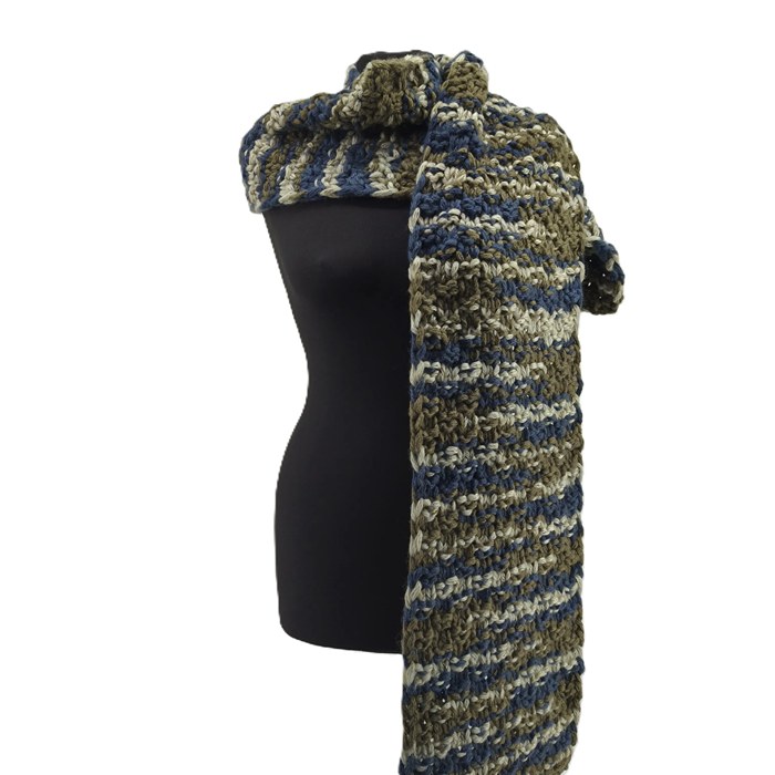 Vintage Wickelschal blau-oliv mit grober Strickstruktur auf weißem Hintergrund