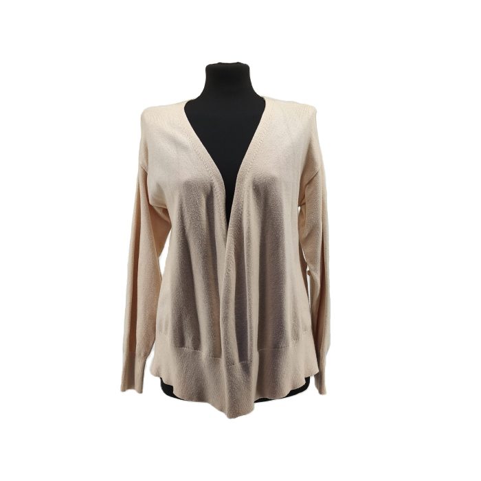 35-scaled-1.jpg Beiger Orsay Cardigan aus leichtem Strick, offen fallend auf einem Kleiderbügel