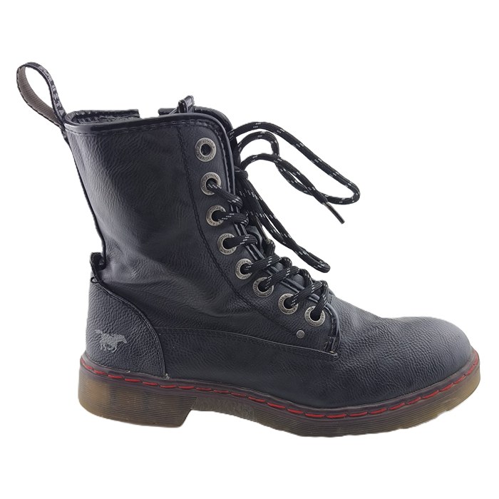 Mustang Vintage Boots in Schwarz mit roten Nähten und robuster Gummisohle – Vorderansicht.