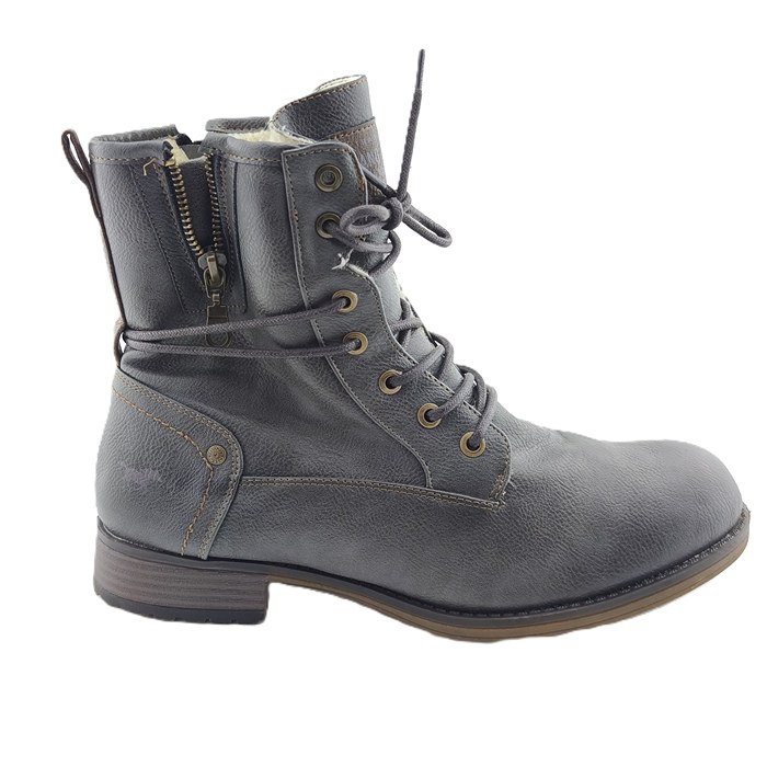 Mustang Vintage Boots in Grau aus Kunstleder mit warmem Futter und doppeltem Reißverschluss – Vorderansicht.