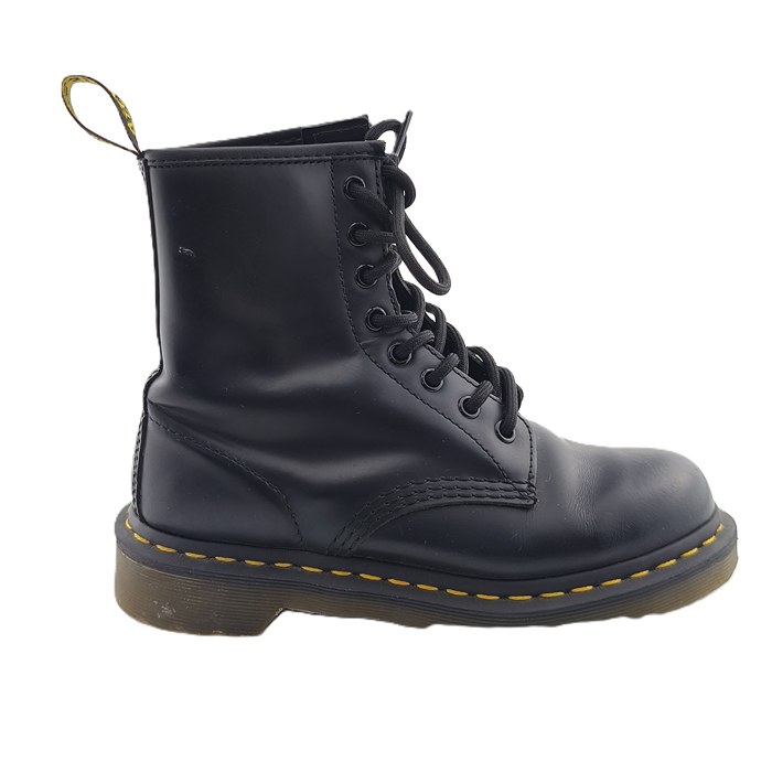Dr. Martens 1460 Vintage Boots aus schwarzem Leder mit gelben Nähten – Frontansicht.