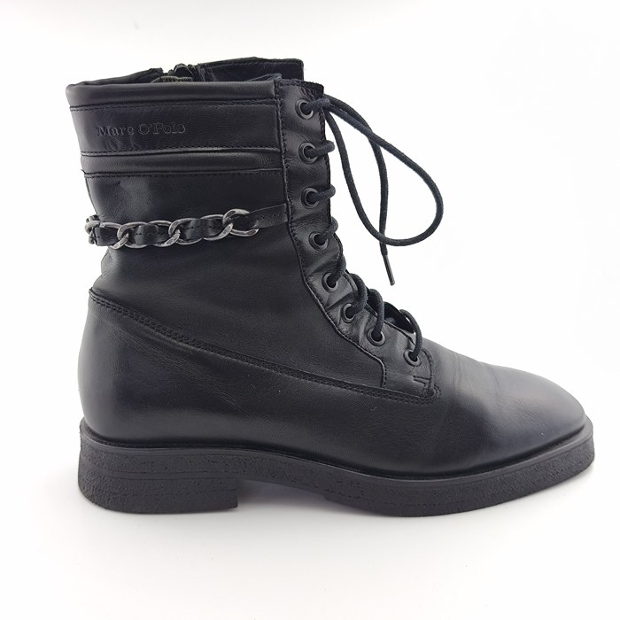 Frontansicht der Marc’O Polo Vintage Boots aus schwarzem Leder mit Ketten-Detail und Schnürung.
