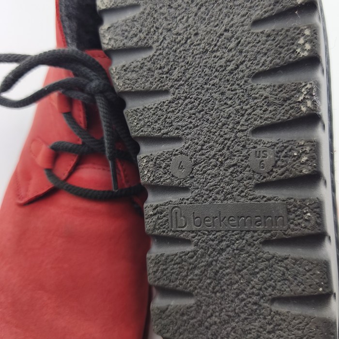 Seitenansicht der Vintage Berkemann Stiefel mit warmem Innenfutter.