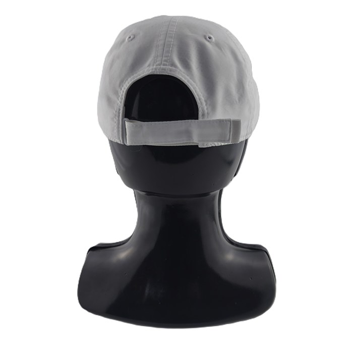 Vintage-Modecap auf hellem Hintergrund, minimalistisches weißes Modell