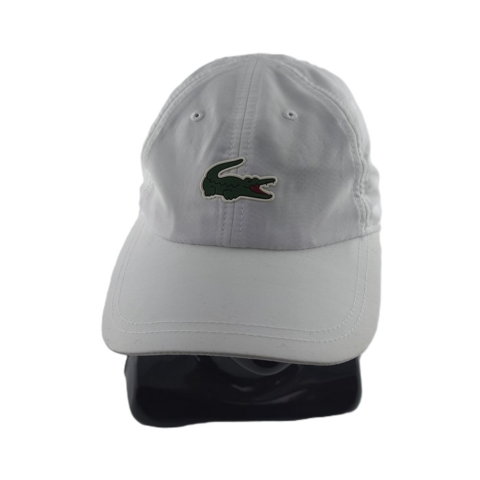 Weiße Vintage-Lacoste-Kappe mit gesticktem Krokodil-Logo in Nahaufnahme