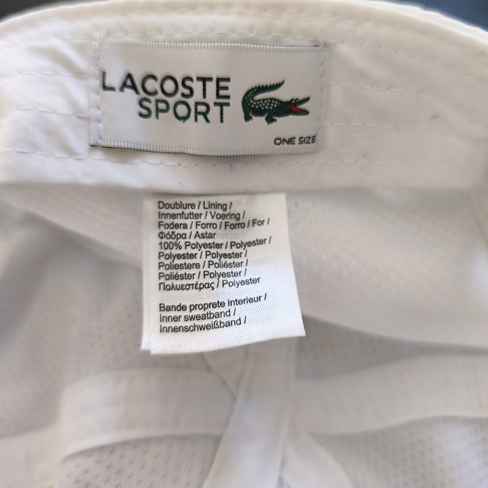 Lacoste-Vintage-Kappe kombiniert mit sportlichem Outfit